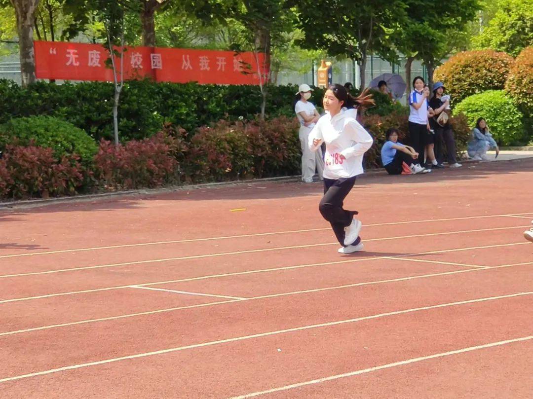 米乐足球官网-包含运动员斗志昂扬，赛场上尽展风采的词条